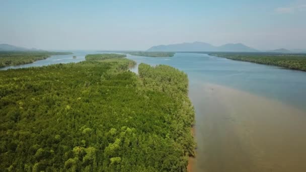 パンガー省 4Kのマングローブ林河口の海峡の山々の空中ビュー — ストック動画