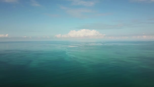 Πετώντας Κάτω Πάνω Από Την Όμορφη Τροπική Θάλασσα Στην Ταϊλάνδη — Αρχείο Βίντεο