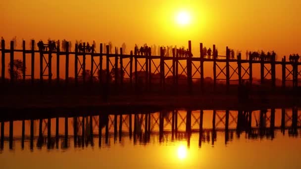 미얀마 만달레이에 호숫가의 석양에 Bein Teak Bridge Timelapse — 비디오