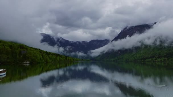 Bohinjsko Jezero Entre Montanhas Eslovênia Primavera Manhã Panorama Timelapse — Vídeo de Stock