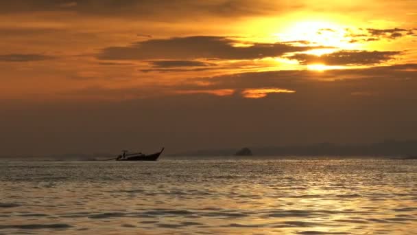 日没時の海の長い尾のボート — ストック動画