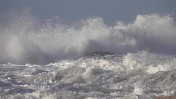 Percikan Dari Samudra Atlantik Gelombang Besar Atas Tebing Gerakan Lambat — Stok Video