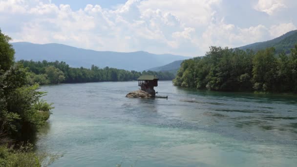 Μοναχικό Σπίτι Στον Ποταμό Ντρίνα Στην Μπαγίνα Μπάστα Σερβία — Αρχείο Βίντεο