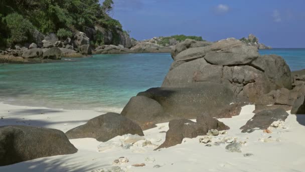 シミラン諸島 4Kの岩の間のパラダイスビーチ — ストック動画