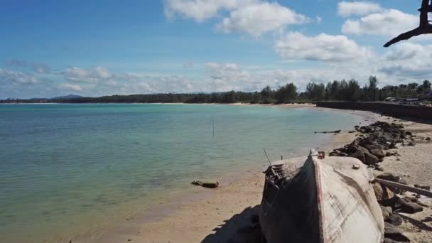 Εναέρια Τοπίο Παλιά Βάρκα Στην Παραλία Της Ταϊλάνδης — Αρχείο Βίντεο