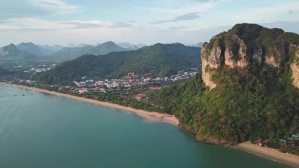 Вид Воздуха Город Нанг Между Скалами Фаби Таиланд — стоковое видео