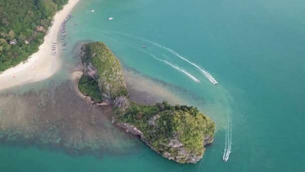 Luftaufnahme Der Tropischen Türkisfarbenen Lagune Pranang Strand Zwischen Felsen Krabi — Stockvideo