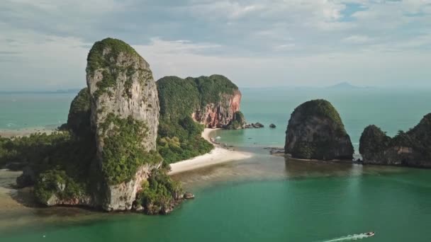 Widok Lotu Ptaka Tropikalnej Laguny Turkusowej Plaża Pranang Między Skałami — Wideo stockowe