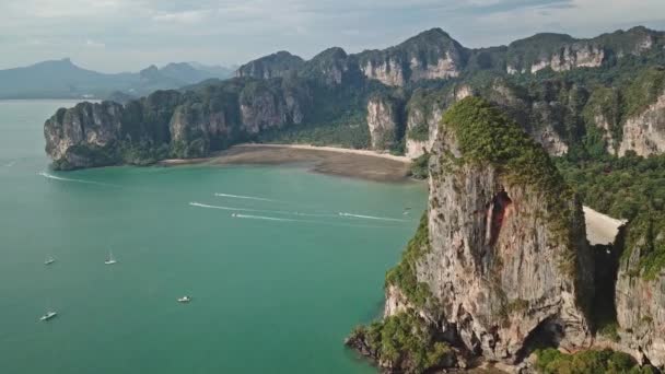 熱帯ターコイズブルーのラグーン 岩と島の間のビーチ クラビ 4Kの空中ビュー — ストック動画