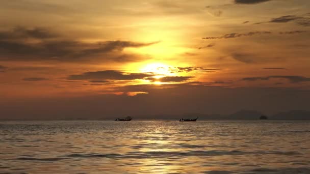 日落时长尾船在海里 — 图库视频影像
