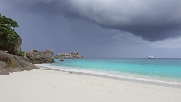 シミラン諸島 4Kの白い砂浜と嵐の空の風景 — ストック動画