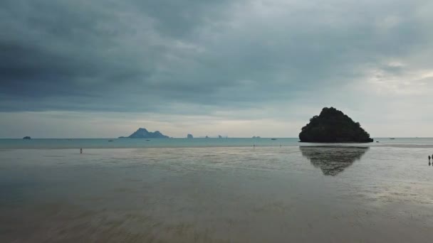 Flygfoto Lugn Grund Strand Med Reflektioner Krabi Provinsen Thailand — Stockvideo