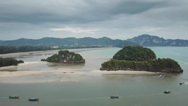 Luftaufnahme Von Langschwanzbooten Der Nähe Der Stadt Nang Krabi Thailand — Stockvideo