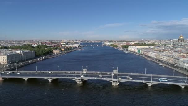 飞越俄罗斯圣彼得堡市中心的涅瓦河 — 图库视频影像