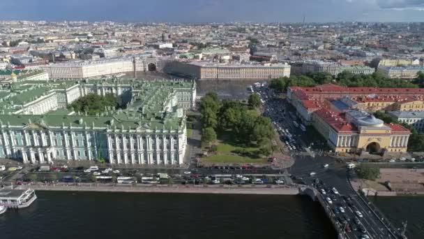 Voo Sobre Rio Neva Perto Hermitage Palácio Inverno Almirantado Centro — Vídeo de Stock