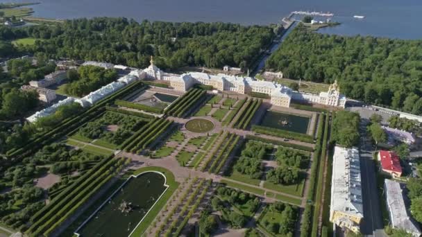 サンクトペテルブルク ロシア 4Kの郊外のピーターホフ公園のペトロアドヴェルト宮殿の周りのフライト — ストック動画