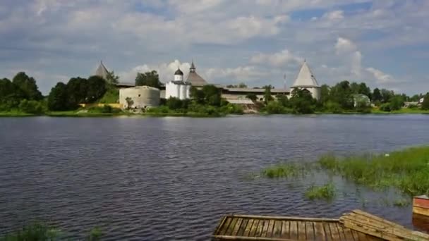 フォルクショフ川 レニングラード地域 ロシアのStaraya Ladoga要塞 タイムラプス4Kでズーム — ストック動画
