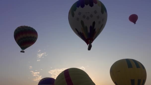 Heißluftballons fliegen bei Sonnenaufgang — Stockvideo