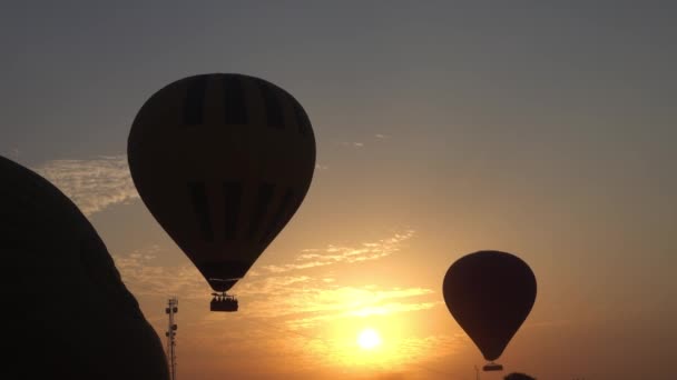 Gündoğumunda uçmadan önce sıcak hava balonları — Stok video