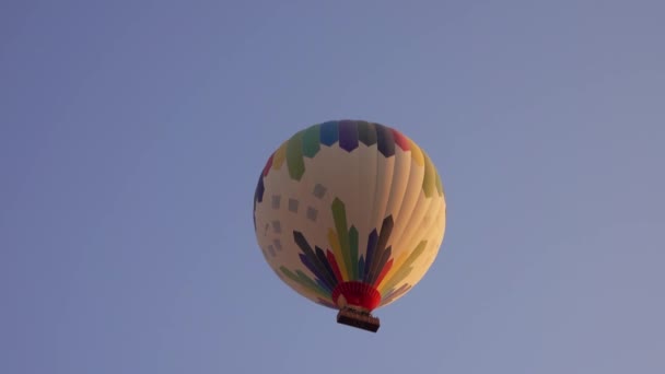 Hete lucht ballon vliegen in de lucht — Stockvideo