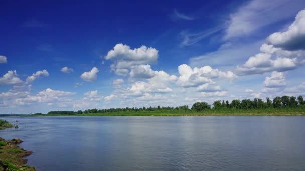 川の上に雲と風景,タイムラプス — ストック動画