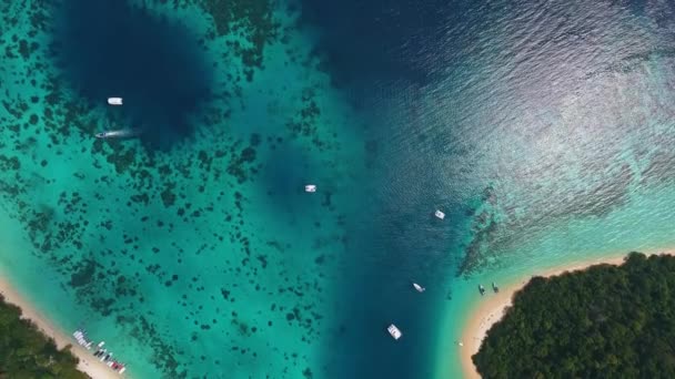 Strand, Korallen und Meer auf tropischen in Thailand — Stockvideo