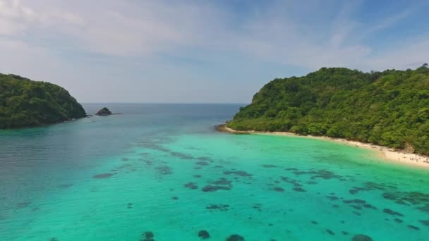 Strand, Korallen und Meer auf tropischen in Thailand — Stockvideo