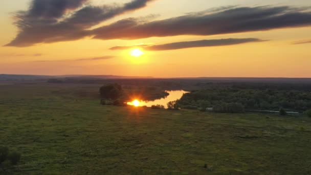 Nascer ou pôr do sol com floresta e rio — Vídeo de Stock