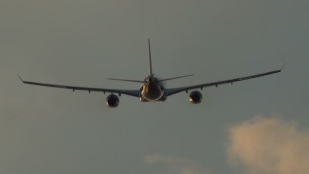 Пасажирський Літак Піднімається Після Зльоту Під Час Заходу Сонця — стокове відео