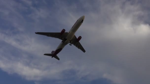 日没の光の中で離陸後に旅客用飛行機が登る — ストック動画