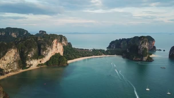 热带绿松石泻湖的空中景观 岩石与岛屿之间的海滩 Krabi Railay Thailand — 图库视频影像