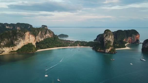 Vue Aérienne Lagon Tropical Turquoise Plage Entre Les Rochers Les — Video