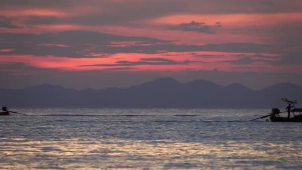 Bateaux Longue Queue Dans Mer Coucher Soleil Thaïlande — Video