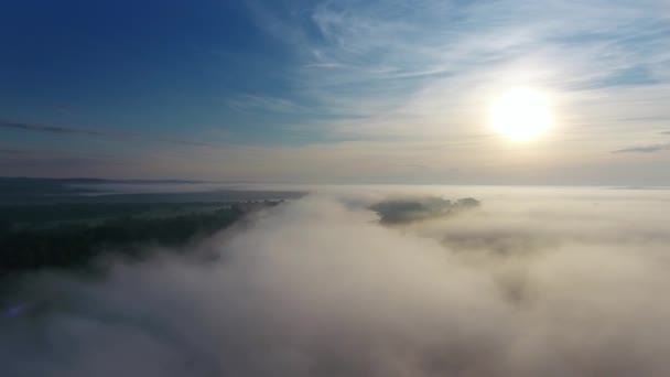 Vuelo Desde Arriba Sobre Densa Niebla Amanecer Panorama — Vídeo de stock