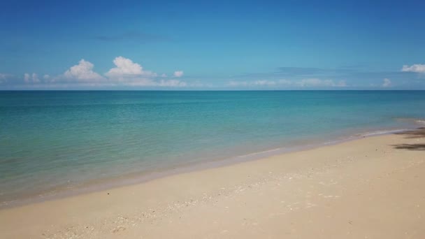 Vídeo Aéreo Belleza Playa Desierta Mar Tranquilo Tailandia — Vídeo de stock
