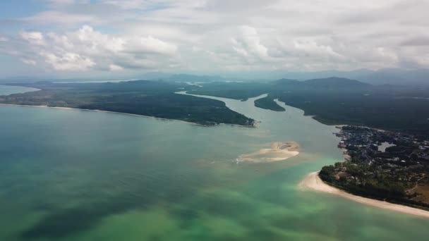 Luftpanoramablick Auf Eine Wunderschöne Naturlandschaft Mit Strand Und Meer Khao — Stockvideo