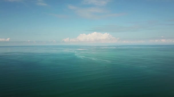 Πετώντας Κάτω Πάνω Από Την Όμορφη Τροπική Θάλασσα Στην Ταϊλάνδη — Αρχείο Βίντεο