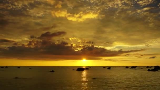 ビーチに熱帯の海が沈む美しい風景タイムラプス4K — ストック動画