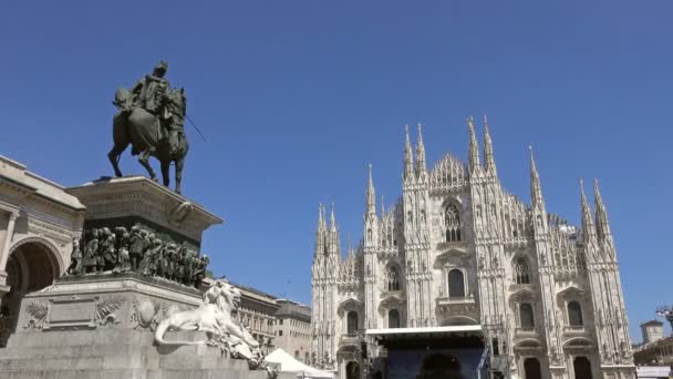 Wiele Gołębi Przelatuje Nad Piazza Del Duomo Mediolanie Włochy — Wideo stockowe