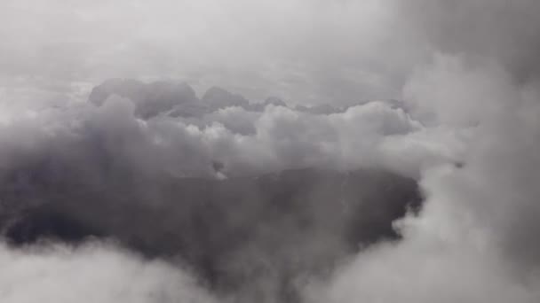 意大利 阿达梅洛布伦塔 阿尔卑斯山脉云彩景观中的白雪覆盖的山脉 时隔4K — 图库视频影像