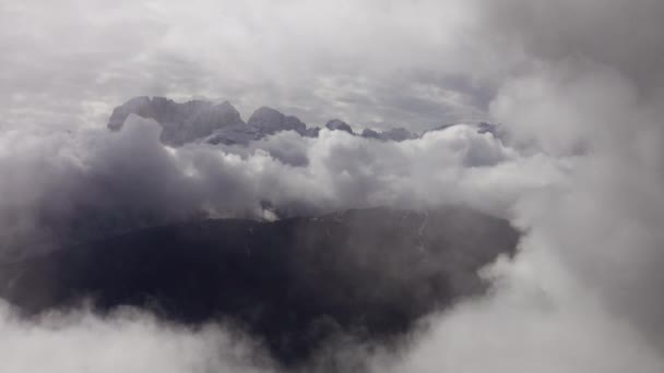 意大利 阿达梅洛布伦塔 阿尔卑斯山云彩景观中的白雪覆盖的山脉 — 图库视频影像