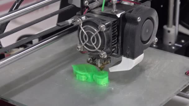 3Dプリンタは 緑のフォームを閉じ印刷します — ストック動画