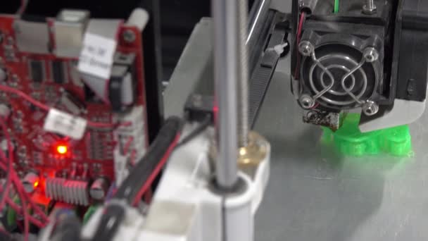 3D打印机打印绿色窗体特写 — 图库视频影像