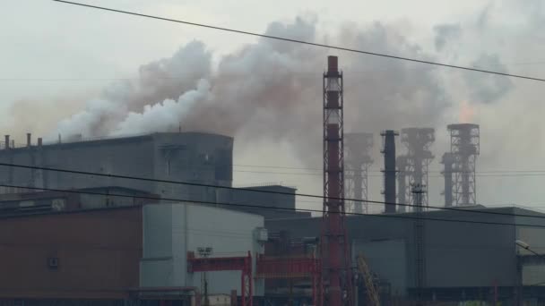 工厂烟囱的排放物 火焰和有毒烟雾污染环境 — 图库视频影像