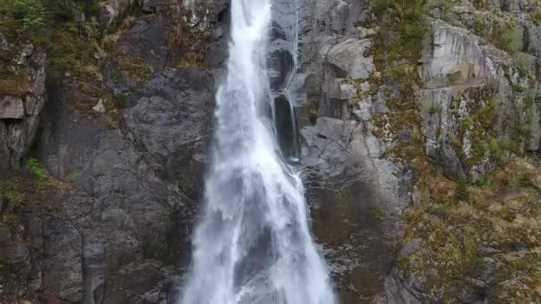 Πετώντας Πάνω Από Καταρράκτη Cascata Lares Την Άνοιξη Ιταλία — Αρχείο Βίντεο