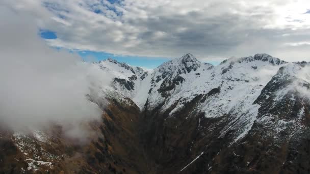 Durch Wolken Fliegen Zwischen Schneebedeckten Bergen Luftbild Adamello Brenta Italien — Stockvideo