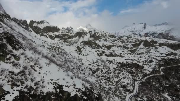 雪の上を飛んで帽をかぶった雲の山 Adamello Brenta イタリア 4Kの空中風景 — ストック動画