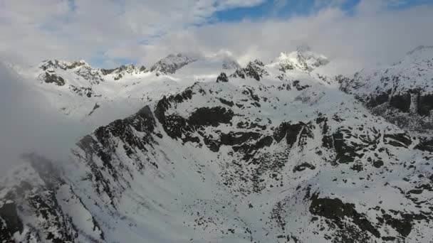 Flyver Gennem Skyer Mellem Snedækkede Bjerge Luftlandskab Adamello Brenta Italien – Stock-video