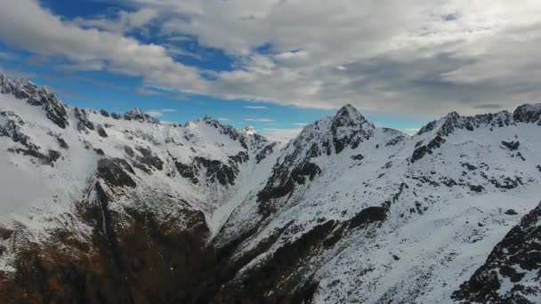 Panorama Delle Montagne Innevate Tra Nuvole Paesaggio Aereo Adamello Brenta — Video Stock