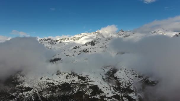 Létají Oblacích Mezi Zasněženými Horami Letecká Krajina Adamello Brenta Itálie — Stock video